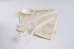 Dakimasu Platos y Cubiertos Desechables - 130 Piezas - Juego Completo para Fiestas y Picnic con Platos, Cucharas, Tenedores, Cuchillos, Tazas, Servilletas, Manteles - Compostable y Eco Friendly