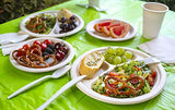 Dakimasu Platos y Cubiertos Desechables - 130 Piezas - Juego Completo para Fiestas y Picnic con Platos, Cucharas, Tenedores, Cuchillos, Tazas, Servilletas, Manteles - Compostable y Eco Friendly
