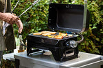 Campingaz Barbacoa de gas Attitude2go R, barbacoa de mesa con poco humo, barbacoa de balcón portátil, barbacoa de camping, con tapa, termómetro y parrilla de hierro fundido