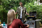 Campingaz Barbacoa de gas Attitude2go R, barbacoa de mesa con poco humo, barbacoa de balcón portátil, barbacoa de camping, con tapa, termómetro y parrilla de hierro fundido