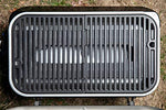 Campingaz Barbacoa de gas Attitude2go R, barbacoa de mesa con poco humo, barbacoa de balcón portátil, barbacoa de camping, con tapa, termómetro y parrilla de hierro fundido