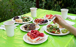 Dakimasu Platos y Cubiertos Desechables - 130 Piezas - Juego Completo para Fiestas y Picnic con Platos, Cucharas, Tenedores, Cuchillos, Tazas, Servilletas, Manteles - Compostable y Eco Friendly