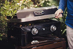 CAMPINGAZ Attitude 2100 LX Barbacoa de gas, barbacoa de mesa portátil con 2 quemadores de acero, 5 kW de potencia , para camping con tapa, termómetro y parrilla de hierro fundido, 2000038741